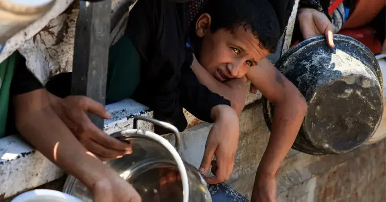 গাজায় ত্রাণের অপেক্ষায় থাকা অসহায় ফিলিস্তিনিরা